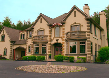 How To Handle Buying and Selling a Home at the Same Time